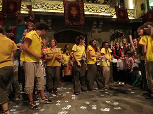 Fires de Girona 2014. Ballades de capgrossos, gegants i Àguila de la ciutat a la plaça del Vi