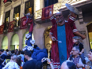 Fires de Girona 2014. Ballades de capgrossos, gegants i Àguila de la ciutat a la plaça del Vi