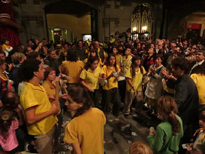 Fires de Girona 2014. Ballades de capgrossos, gegants i Àguila de la ciutat a la plaça del Vi