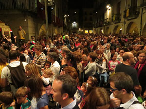 Fires de Girona 2014. Ballades de capgrossos, gegants i Àguila de la ciutat a la plaça del Vi