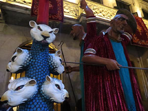 Fires de Girona 2014. Ballades de capgrossos, gegants i Àguila de la ciutat a la plaça del Vi