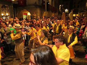 Fires de Girona 2014. Ballades de capgrossos, gegants i Àguila de la ciutat a la plaça del Vi