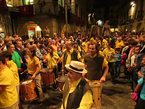 Fires de Girona 2014. Ballades de capgrossos, gegants i Àguila de la ciutat a la plaça del Vi