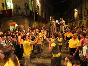 Fires de Girona 2014. Ballades de capgrossos, gegants i Àguila de la ciutat a la plaça del Vi
