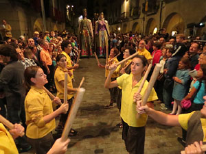 Fires de Girona 2014. Ballades de capgrossos, gegants i Àguila de la ciutat a la plaça del Vi