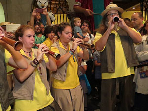 Fires de Girona 2014. Ballades de capgrossos, gegants i Àguila de la ciutat a la plaça del Vi