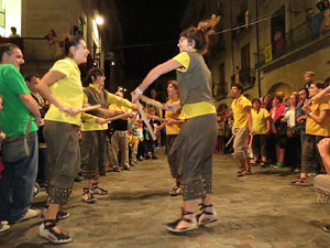 Fires de Girona 2014. Ballades de capgrossos, gegants i Àguila de la ciutat a la plaça del Vi