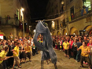 Fires de Girona 2014. Ballades de capgrossos, gegants i Àguila de la ciutat a la plaça del Vi