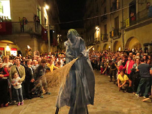 Fires de Girona 2014. Ballades de capgrossos, gegants i Àguila de la ciutat a la plaça del Vi