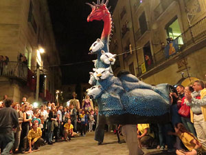 Fires de Girona 2014. Ballades de capgrossos, gegants i Àguila de la ciutat a la plaça del Vi