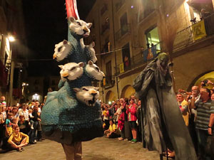 Fires de Girona 2014. Ballades de capgrossos, gegants i Àguila de la ciutat a la plaça del Vi