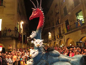 Fires de Girona 2014. Ballades de capgrossos, gegants i Àguila de la ciutat a la plaça del Vi