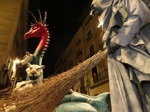 Fires de Girona 2014. Ballades de capgrossos, gegants i Àguila de la ciutat a la plaça del Vi