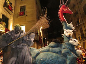 Fires de Girona 2014. Ballades de capgrossos, gegants i Àguila de la ciutat a la plaça del Vi