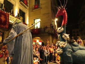 Fires de Girona 2014. Ballades de capgrossos, gegants i Àguila de la ciutat a la plaça del Vi