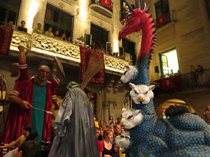 Fires de Girona 2014. Ballades de capgrossos, gegants i Àguila de la ciutat a la plaça del Vi