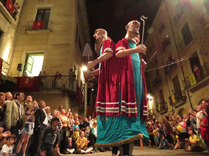 Fires de Girona 2014. Ballades de capgrossos, gegants i Àguila de la ciutat a la plaça del Vi