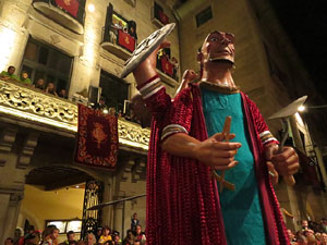 Fires de Girona 2014. Ballades de capgrossos, gegants i Àguila de la ciutat a la plaça del Vi