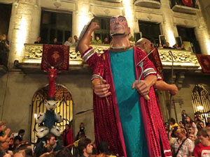 Fires de Girona 2014. Ballades de capgrossos, gegants i Àguila de la ciutat a la plaça del Vi