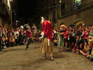 Fires de Girona 2014. Ballades de capgrossos, gegants i Àguila de la ciutat a la plaça del Vi