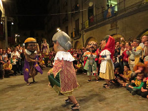 Fires de Girona 2014. Ballades de capgrossos, gegants i Àguila de la ciutat a la plaça del Vi