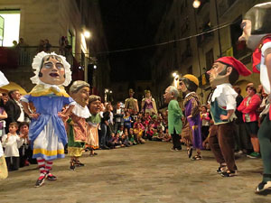 Fires de Girona 2014. Ballades de capgrossos, gegants i Àguila de la ciutat a la plaça del Vi
