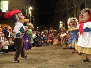 Fires de Girona 2014. Ballades de capgrossos, gegants i Àguila de la ciutat a la plaça del Vi