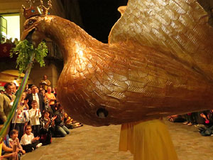Fires de Girona 2014. Ballades de capgrossos, gegants i Àguila de la ciutat a la plaça del Vi