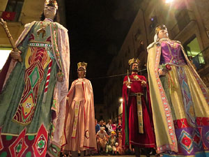 Fires de Girona 2014. Ballades de capgrossos, gegants i Àguila de la ciutat a la plaça del Vi