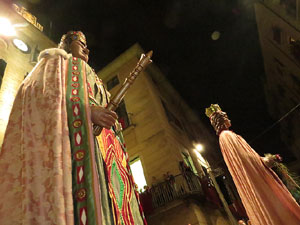 Fires de Girona 2014. Ballades de capgrossos, gegants i Àguila de la ciutat a la plaça del Vi