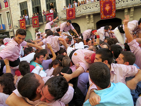 Euf&ograve;ria dels Minyons de Terrasa pels castells de 10 pisos carregat i descarregat a la pla&ccedil;a del Vi