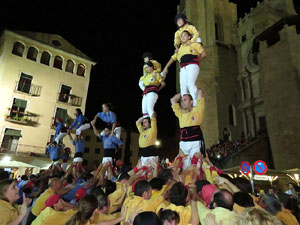 Fires de Girona 2014. Castells de vigilia a c&agrave;rrec de Marrecs de Salt i Castellers de Badalona