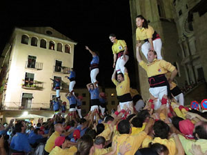 Fires de Girona 2014. Castells de vigilia a c&agrave;rrec de Marrecs de Salt i Castellers de Badalona