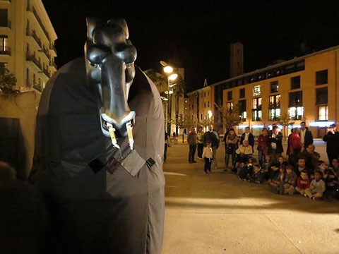 La Mula Baba a la plaça de la Constitució, abans d'iniciar la desfilada pels carrers de Girona