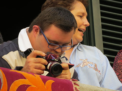 El pregoner Xavier Bataller i Ferrer, fotografiant castells des del balcó de l'Ajuntament durant la Jornada Castellera del 26 d'octubre 2014