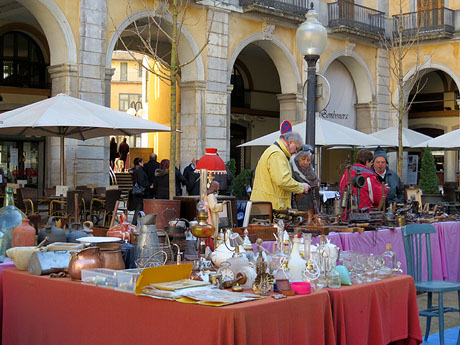 Mercat d'antiquaris i brocanters a la pla&ccedil;a Independ&egrave;ncia