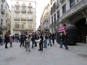 Girona10. Cercavila amb Girona Marxing Band i la Mula Baba