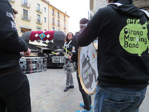 Girona10. Cercavila amb Girona Marxing Band i la Mula Baba