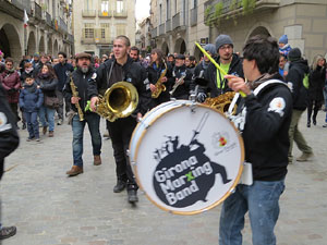 Girona10. Cercavila amb Girona Marxing Band i la Mula Baba