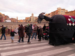 Girona10. Cercavila amb Girona Marxing Band i la Mula Baba