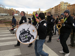 Girona10. Cercavila amb Girona Marxing Band i la Mula Baba