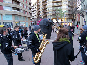 Girona10. Cercavila amb Girona Marxing Band i la Mula Baba