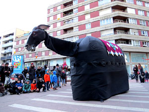 Girona10. Cercavila amb Girona Marxing Band i la Mula Baba