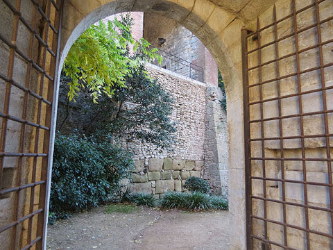 La Torre del Telègraf. En primer terme, la porta de la reina Joana