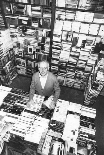 Pere Rodeja i Ponsatí a la llibreria, el 1993