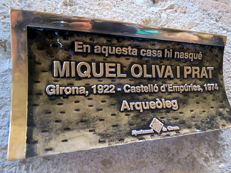 Reconeixement a Miquel Oliva Prat. Descobriment d'una placa a la seva casa natal