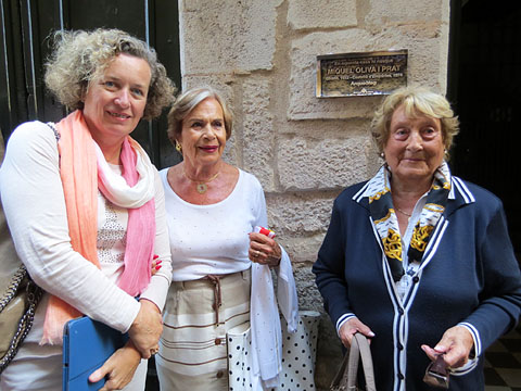 La filla, la v&iacute;dua i la germana de Miquel Oliva, al costat de la placa commemorativa
