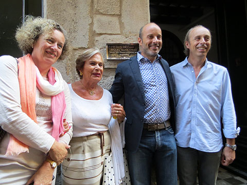 La vídua i els fills de Miquel Oliva, al costat de la placa commemorativa