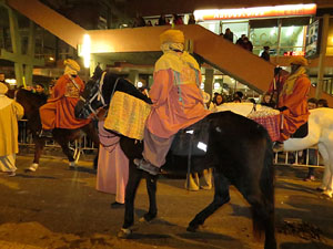 La Cavalcada de Reis 2015. Desfilada pels carrers de la ciutat, fins la plaça del Vi