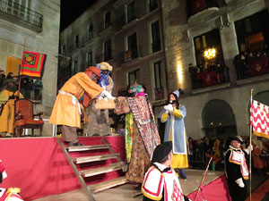 La Cavalcada de Reis 2015. Arribada a la pla&ccedil;a del Vi i rebuda de l'alcalde